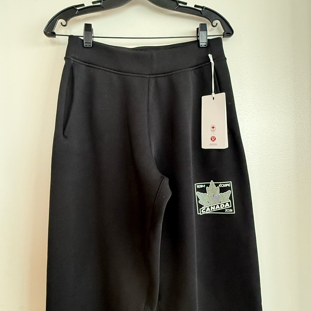 Women Canada Olympic 2026 Big Cozy Sweatpants Size Small - Picture 2 of 6